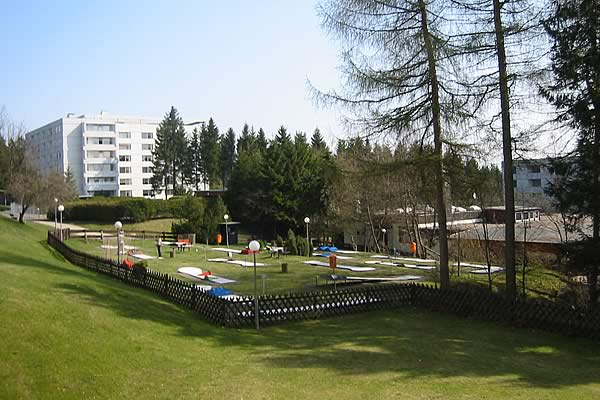 Blick in den Ferienpark mit Minigolfplatz